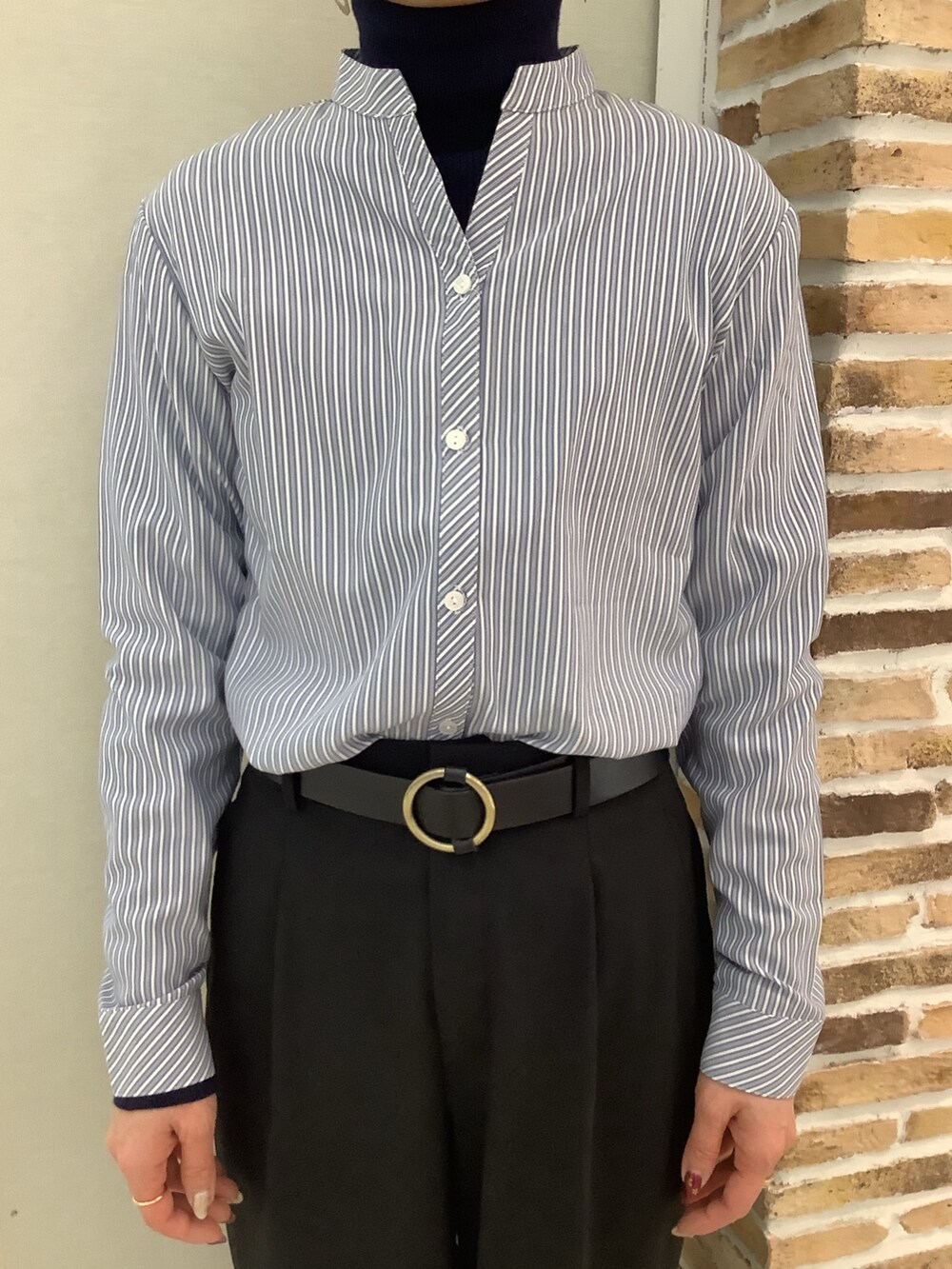 ブルー系のシャツ/ブラウスを着用したレディースの冬コーディネートの2枚目の写真