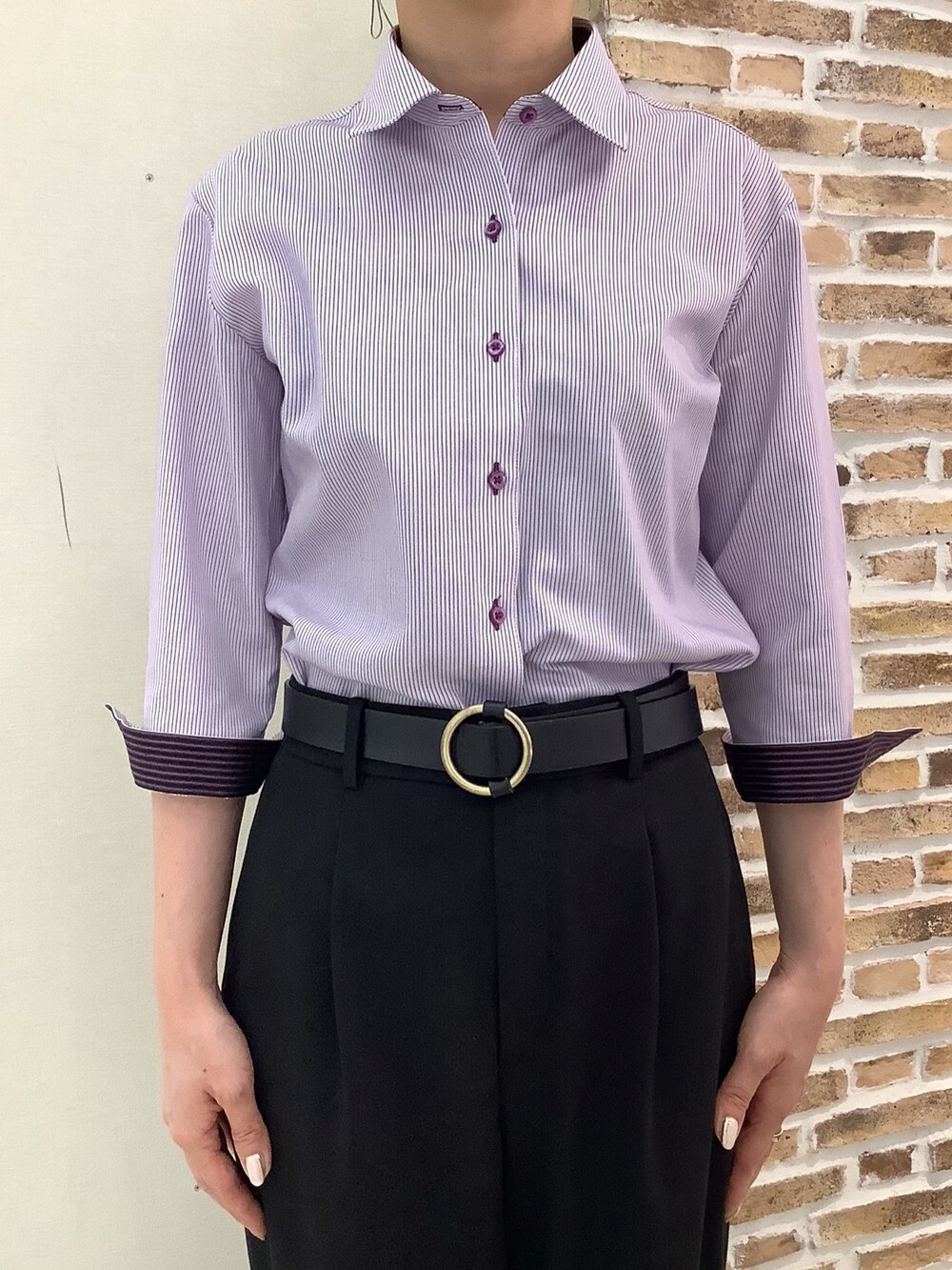 パープル系のビジネスシャツを着用したレディースの夏コーディネートの2枚目の写真