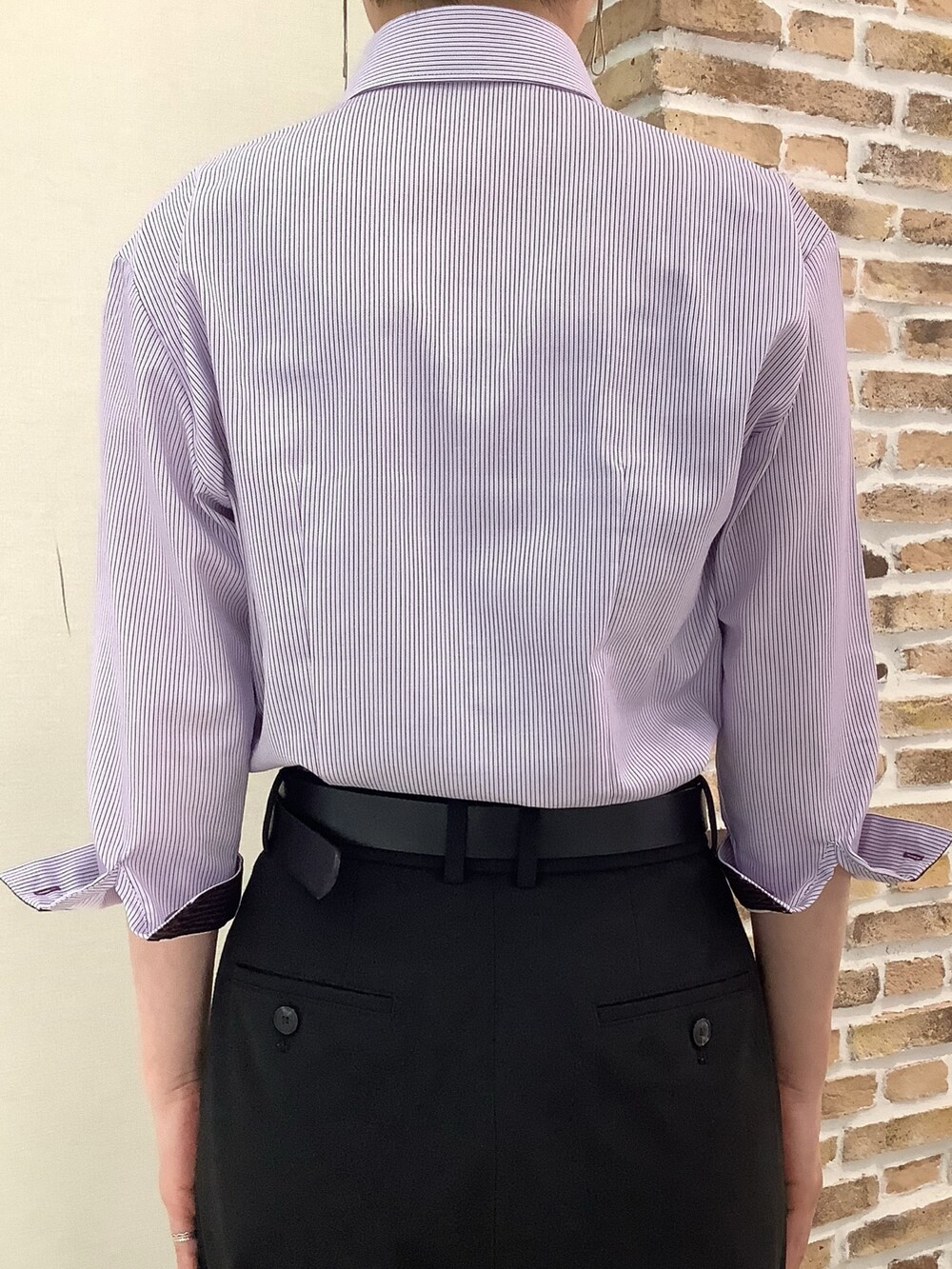 パープル系のビジネスシャツを着用したレディースの夏コーディネートの3枚目の写真