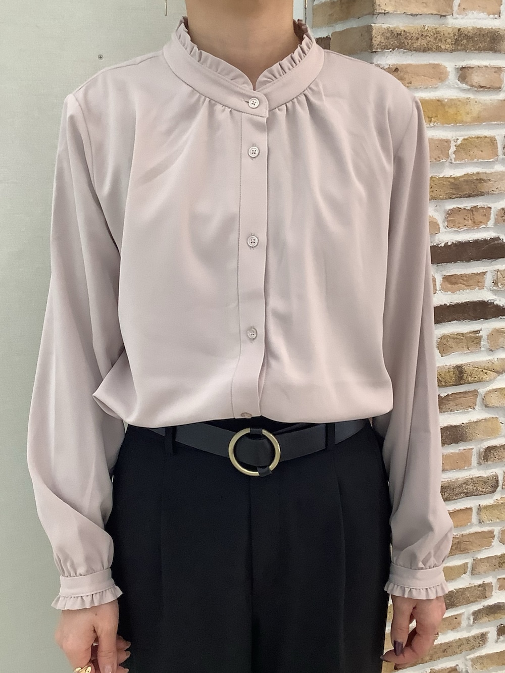 ブラック系のベストを着用したレディースの冬コーディネートの2枚目の写真