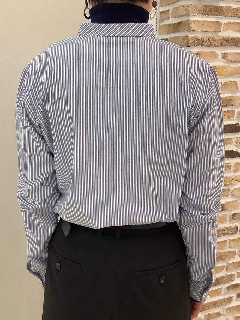 ブルー系のシャツ/ブラウスを着用したレディースの冬コーディネートの3枚目の写真