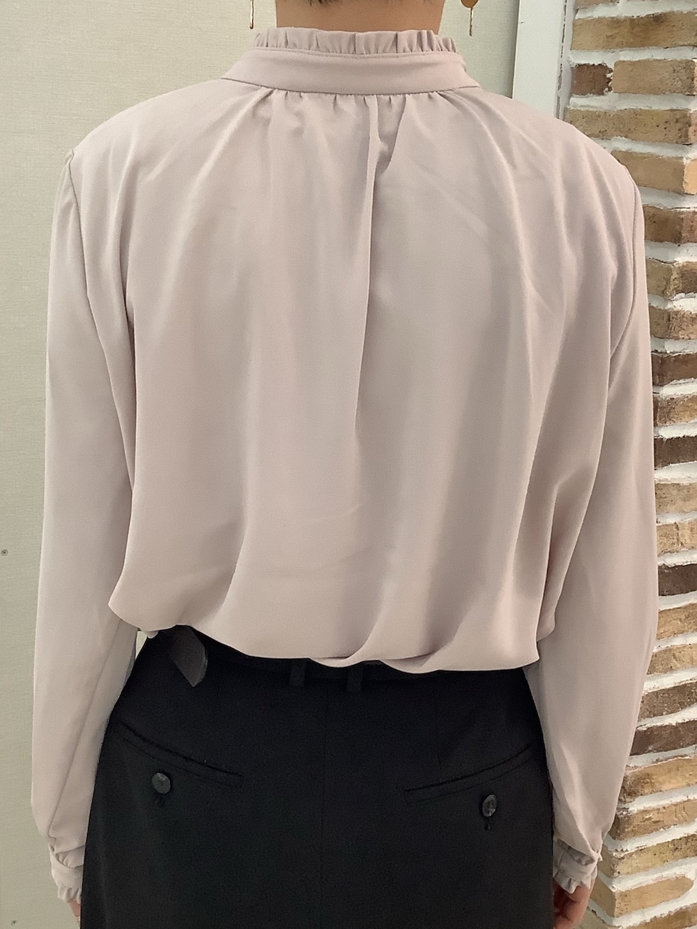 ブラック系のベストを着用したレディースの冬コーディネートの3枚目の写真