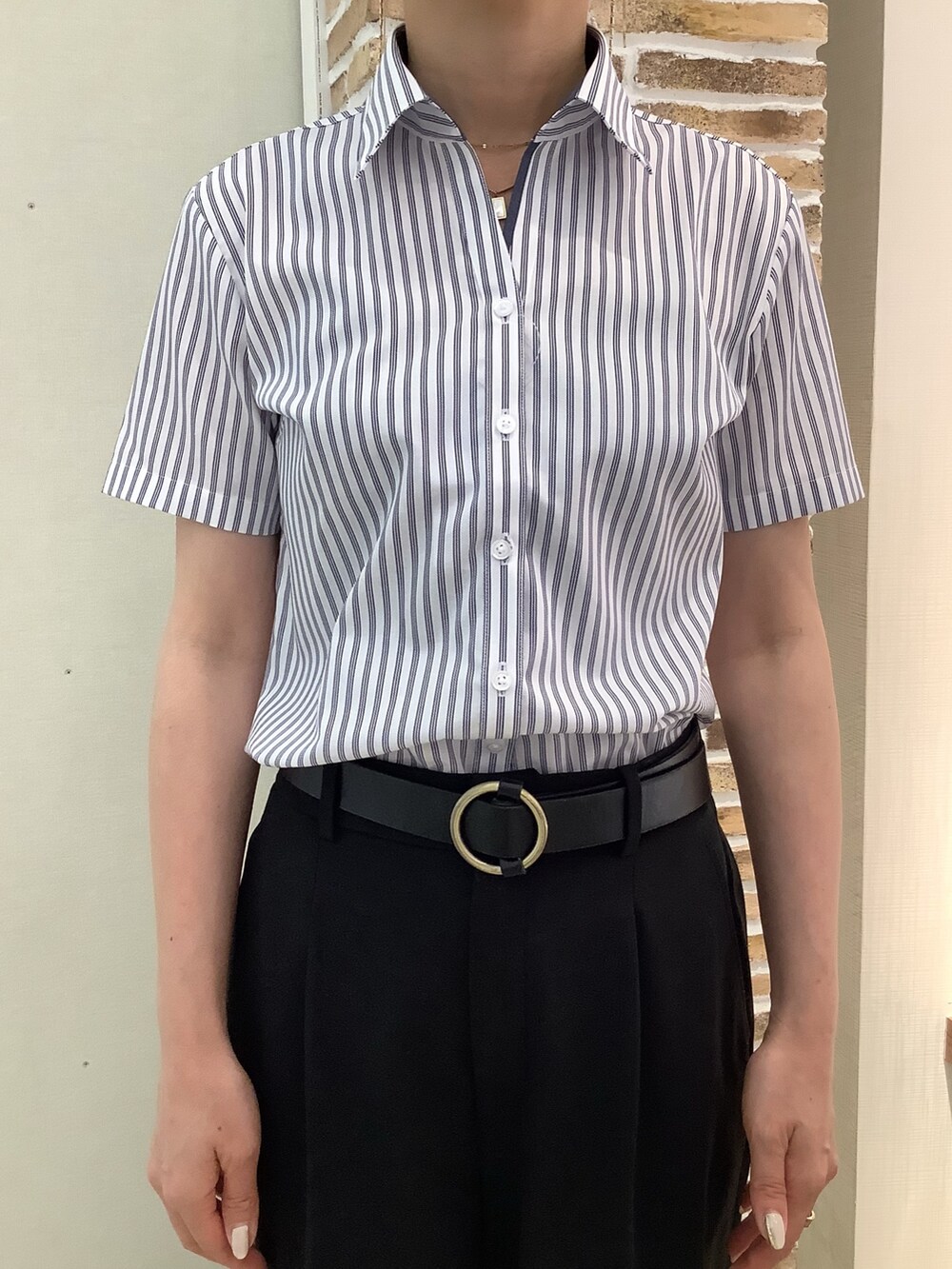 ブルー系のビジネスシャツ、ブルー系のストール/ショールを着用したレディースの夏コーディネートの2枚目の写真