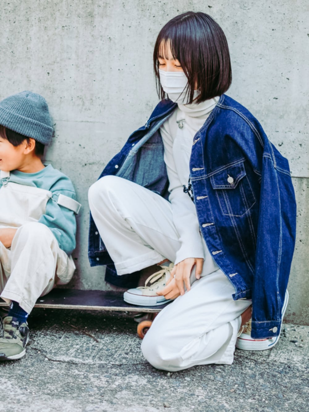 「プチプラコーデ、秋冬コーデ、低身長コーデ、中学生コーデ、中学生、オーバーオール」｜「coca（coca）の＼＼新色登場／／ノーカラーデニムジャケット（デニムジャケット、ブルー系）」を使った、yuzuさん（レディース・155cm）の秋コーディネートの3枚目の写真