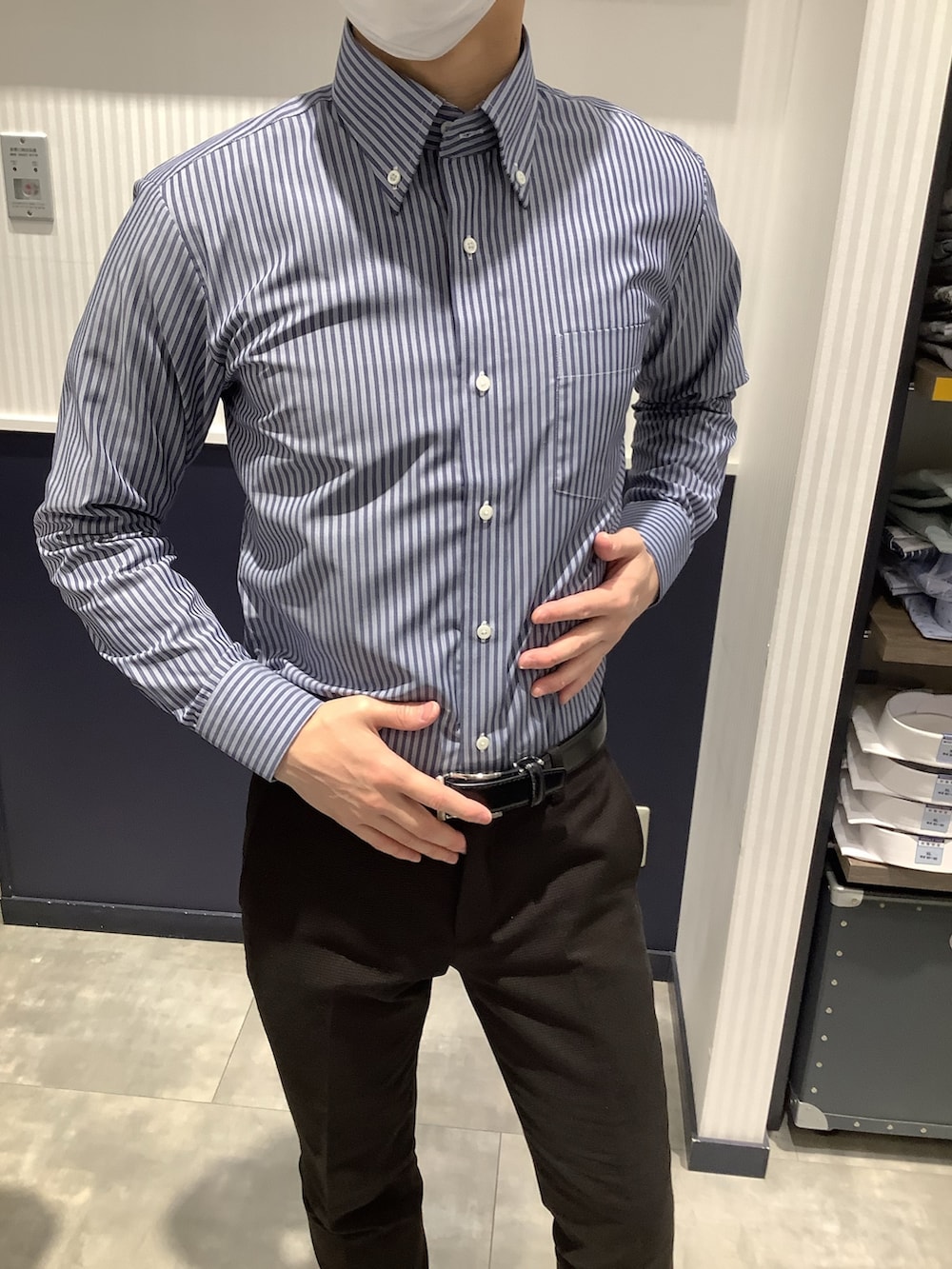 ブルー系のビジネスシャツを着用したメンズの冬コーディネートの2枚目の写真