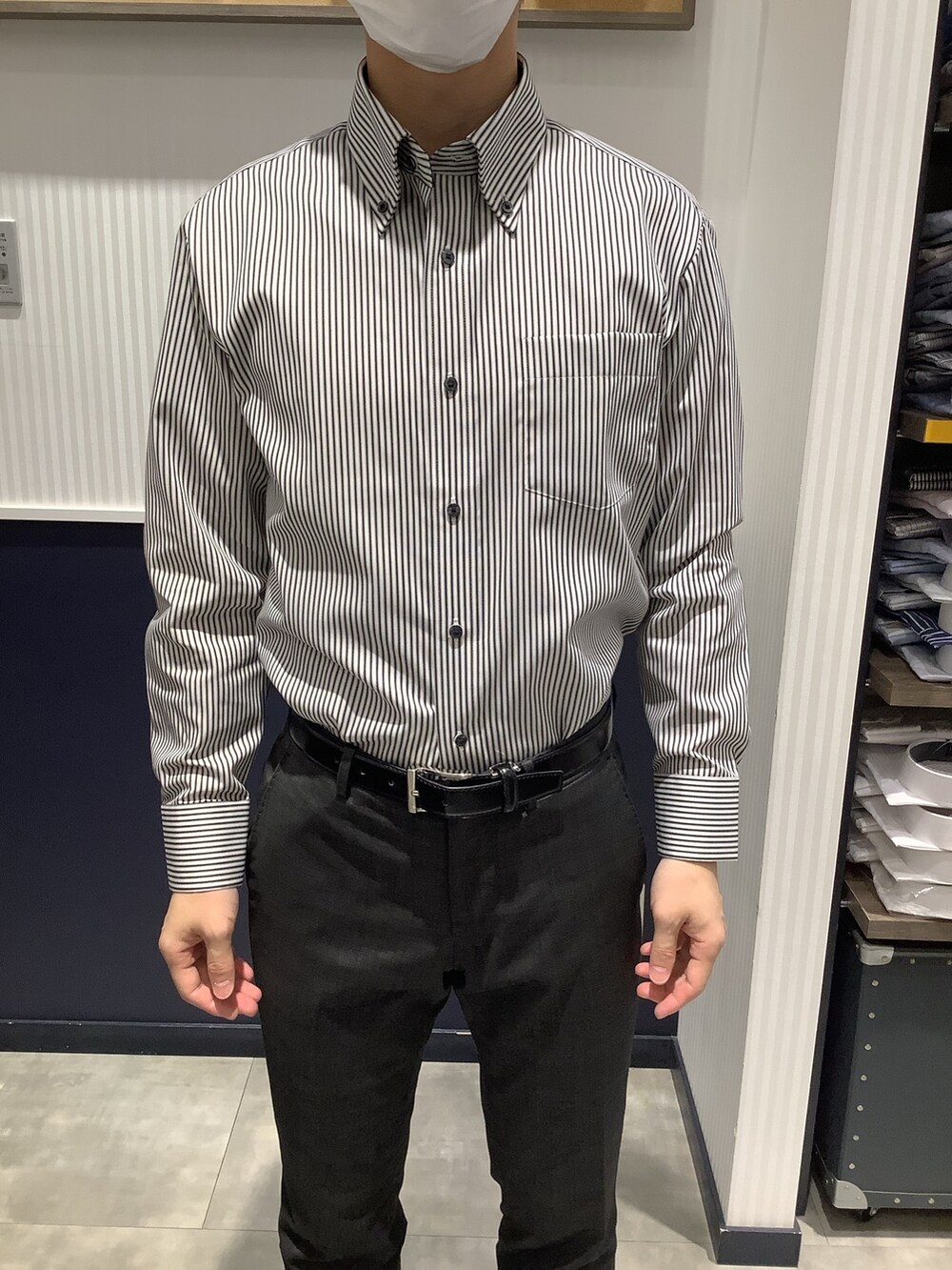 グレー系のビジネスシャツを着用したメンズの夏コーディネートの2枚目の写真