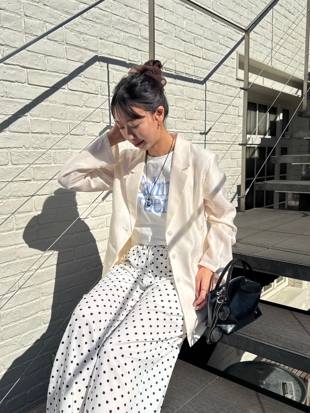 ホワイト系のその他アウター、ホワイト系のTシャツ/カットソー、ホワイト系のその他パンツを着用したレディースの春コーディネートの2枚目の写真