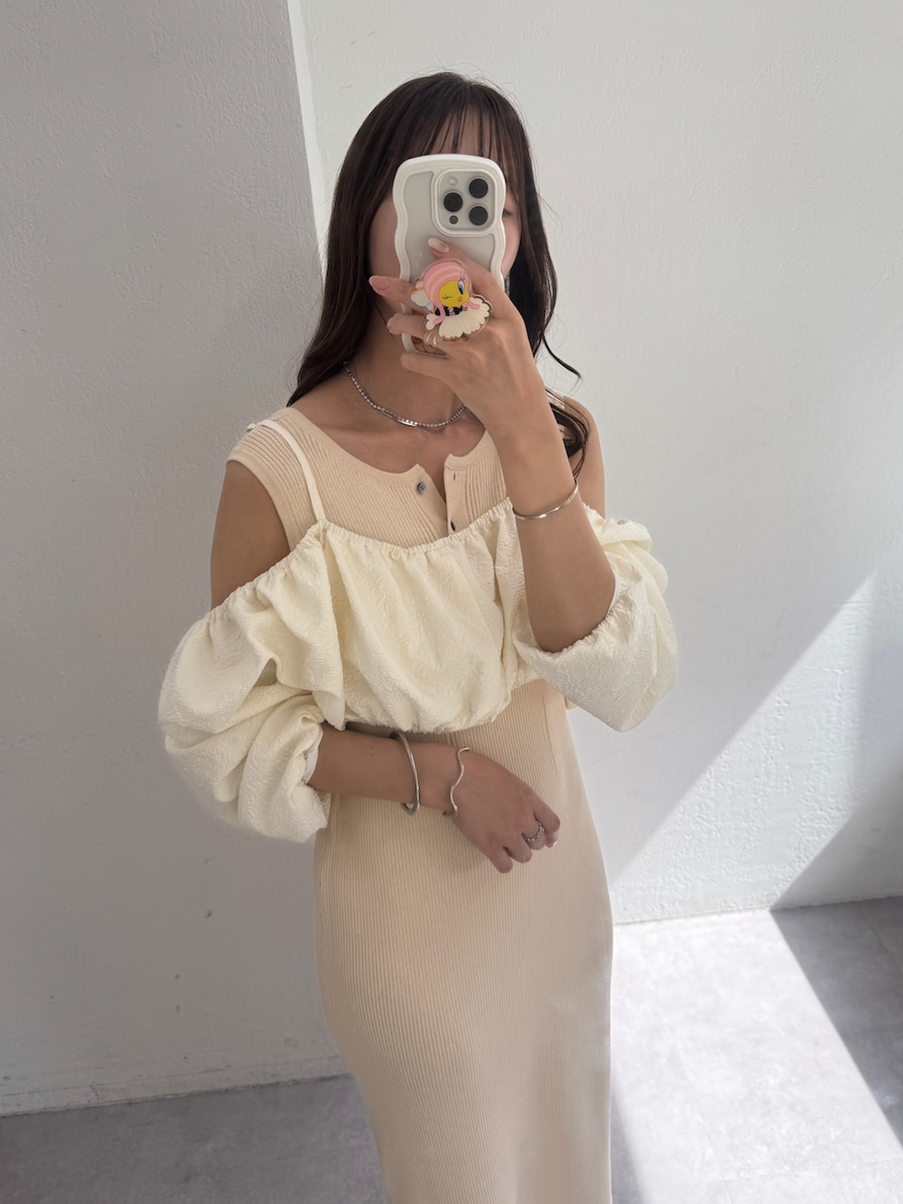 ホワイト系のワンピースを着用したレディースの夏コーディネートの2枚目の写真