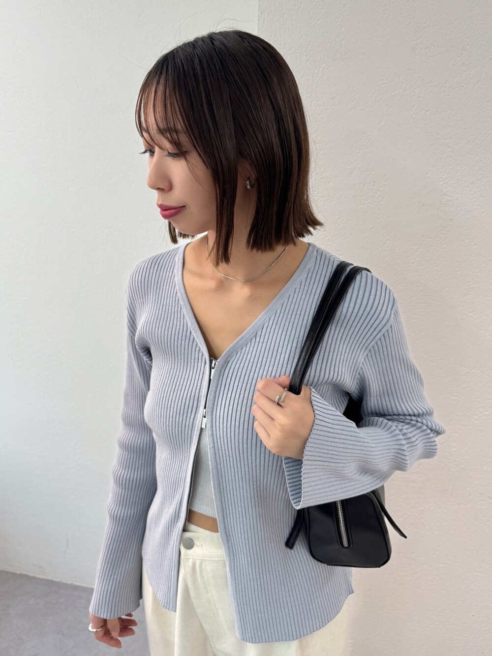 ブルー系のカーディガン/ボレロ、ブラック系のトートバッグ、ホワイト系のその他パンツを着用したレディースの夏コーディネートの2枚目の写真