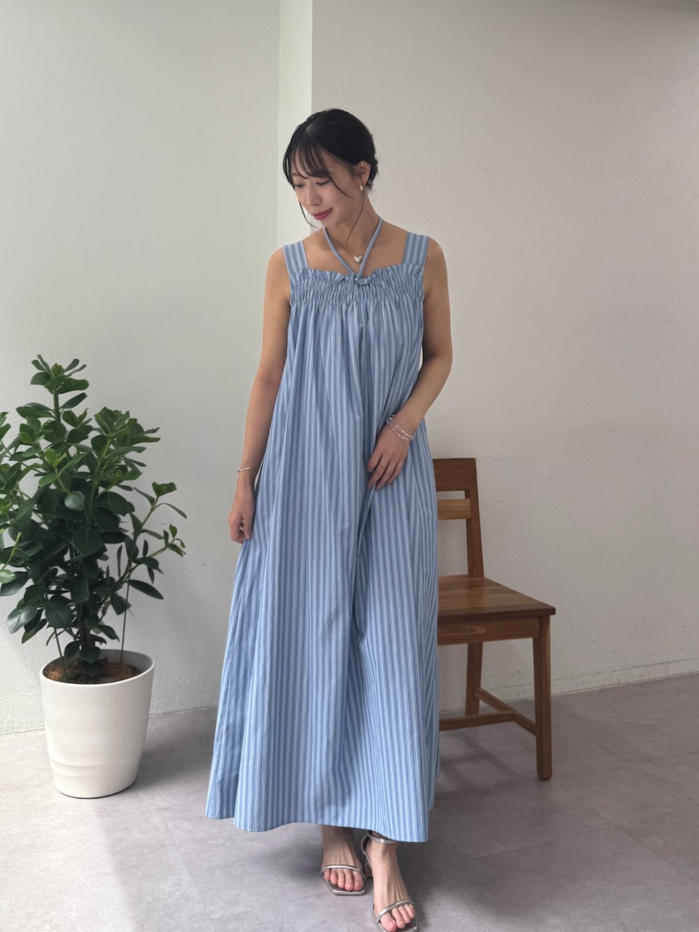 ブルー系のワンピース、シルバー系のサンダルを着用したレディースの夏コーディネートの2枚目の写真