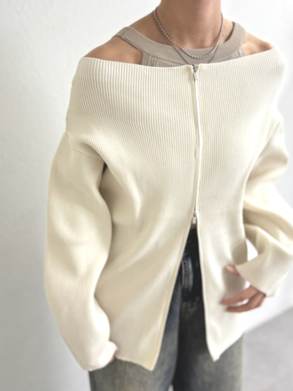 ホワイト系のカーディガン/ボレロ、ブルー系のデニムパンツ、ブラック系のローファーを着用したレディースの秋コーディネートの3枚目の写真