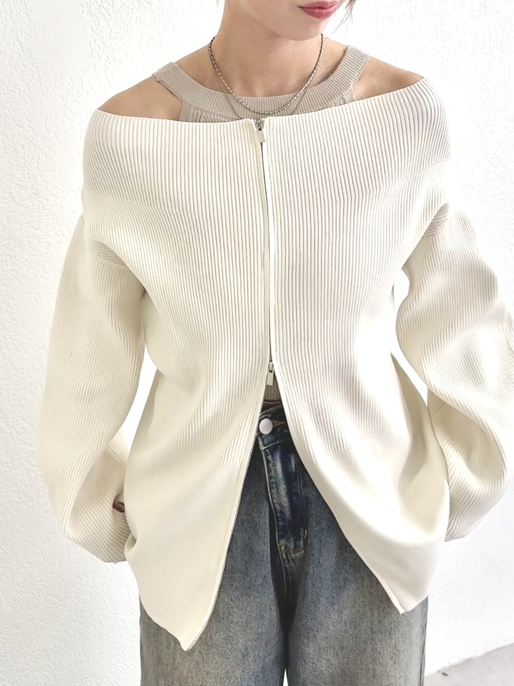 ホワイト系のカーディガン/ボレロ、ブルー系のデニムパンツ、ブラック系のローファーを着用したレディースの秋コーディネートの2枚目の写真