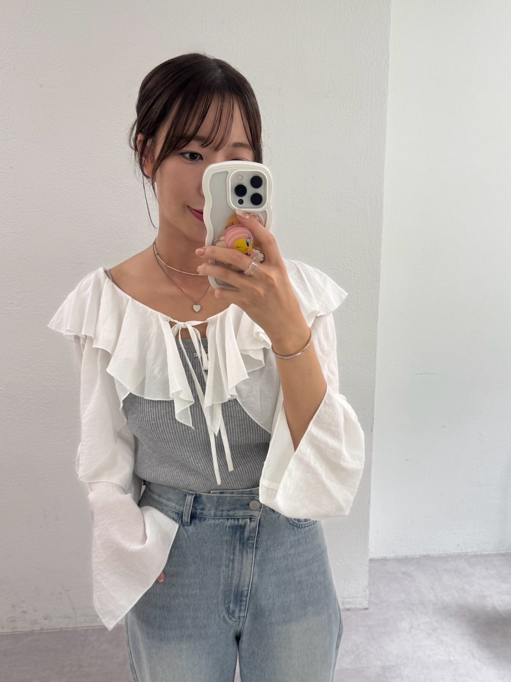 ホワイト系のシャツ/ブラウス、グレー系のキャミソール、ブルー系のデニムパンツを着用したレディースの夏コーディネートの2枚目の写真