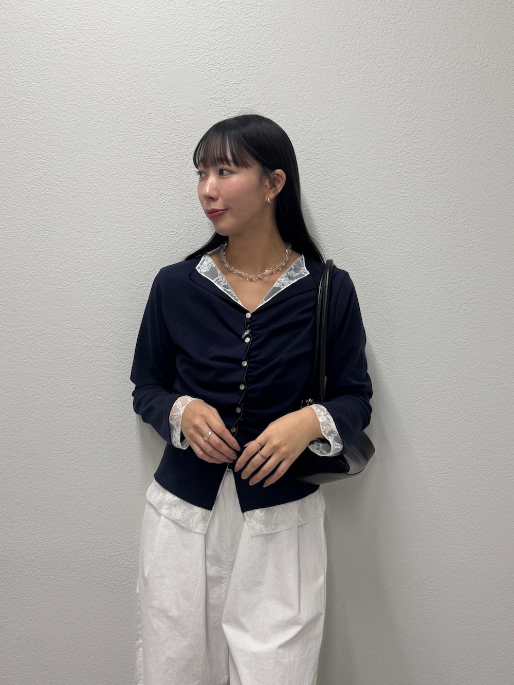 ブルー系のTシャツ/カットソー、ホワイト系のその他パンツ、シルバー系のパンプスを着用したレディースの冬コーディネートの2枚目の写真