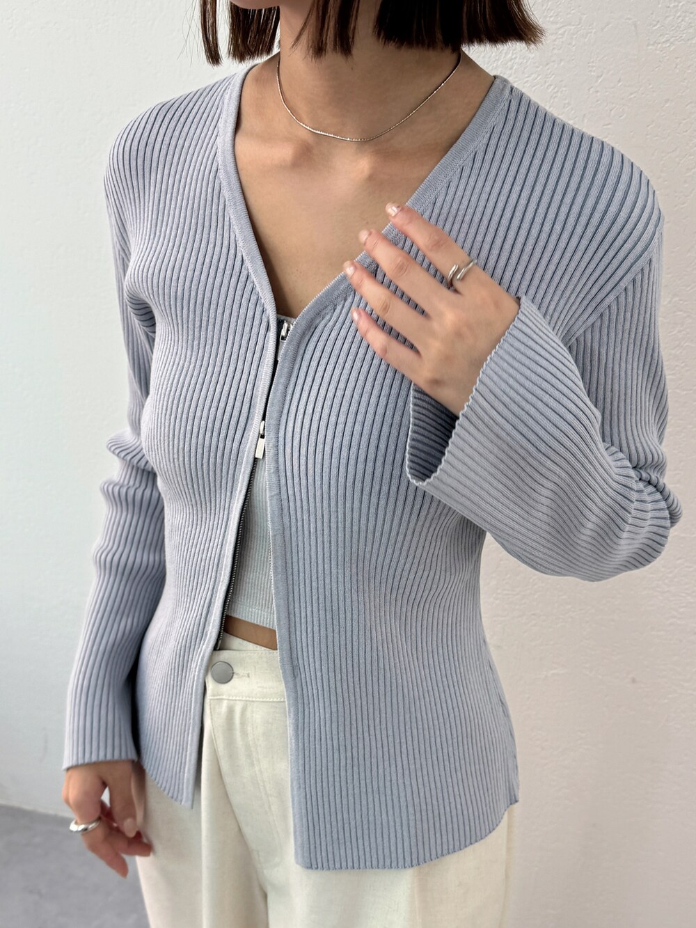 ブルー系のカーディガン/ボレロ、ブラック系のトートバッグ、ホワイト系のその他パンツを着用したレディースの夏コーディネートの3枚目の写真