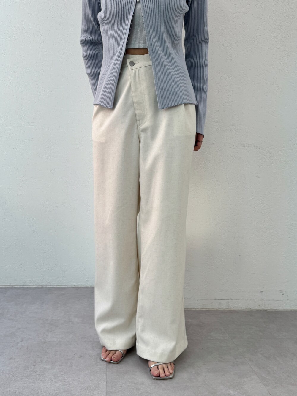 ブルー系のカーディガン/ボレロ、ブラック系のトートバッグ、ホワイト系のその他パンツを着用したレディースの夏コーディネートの4枚目の写真