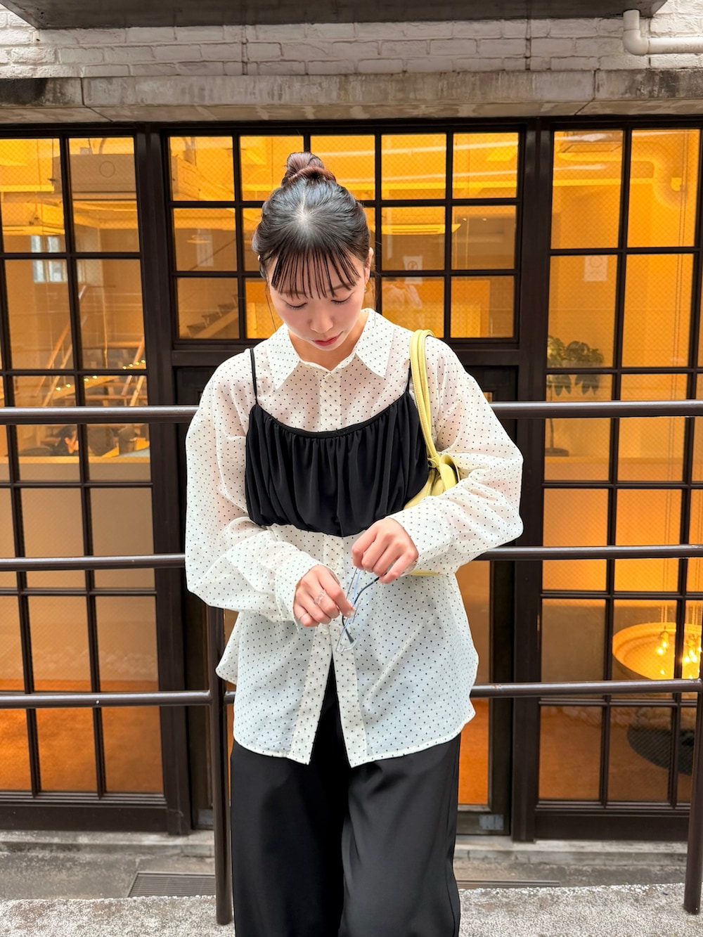 ホワイト系のシャツ/ブラウス、ブラック系のスラックス、ブラック系のパンプスを着用したレディースの春コーディネートの2枚目の写真