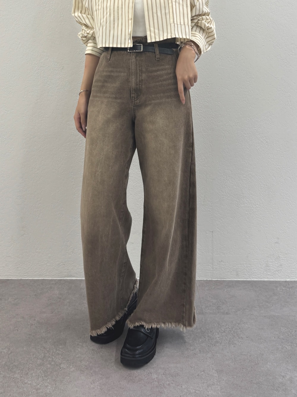 ホワイト系のシャツ/ブラウス、ブラウン系のデニムパンツを着用したレディースの夏コーディネートの3枚目の写真