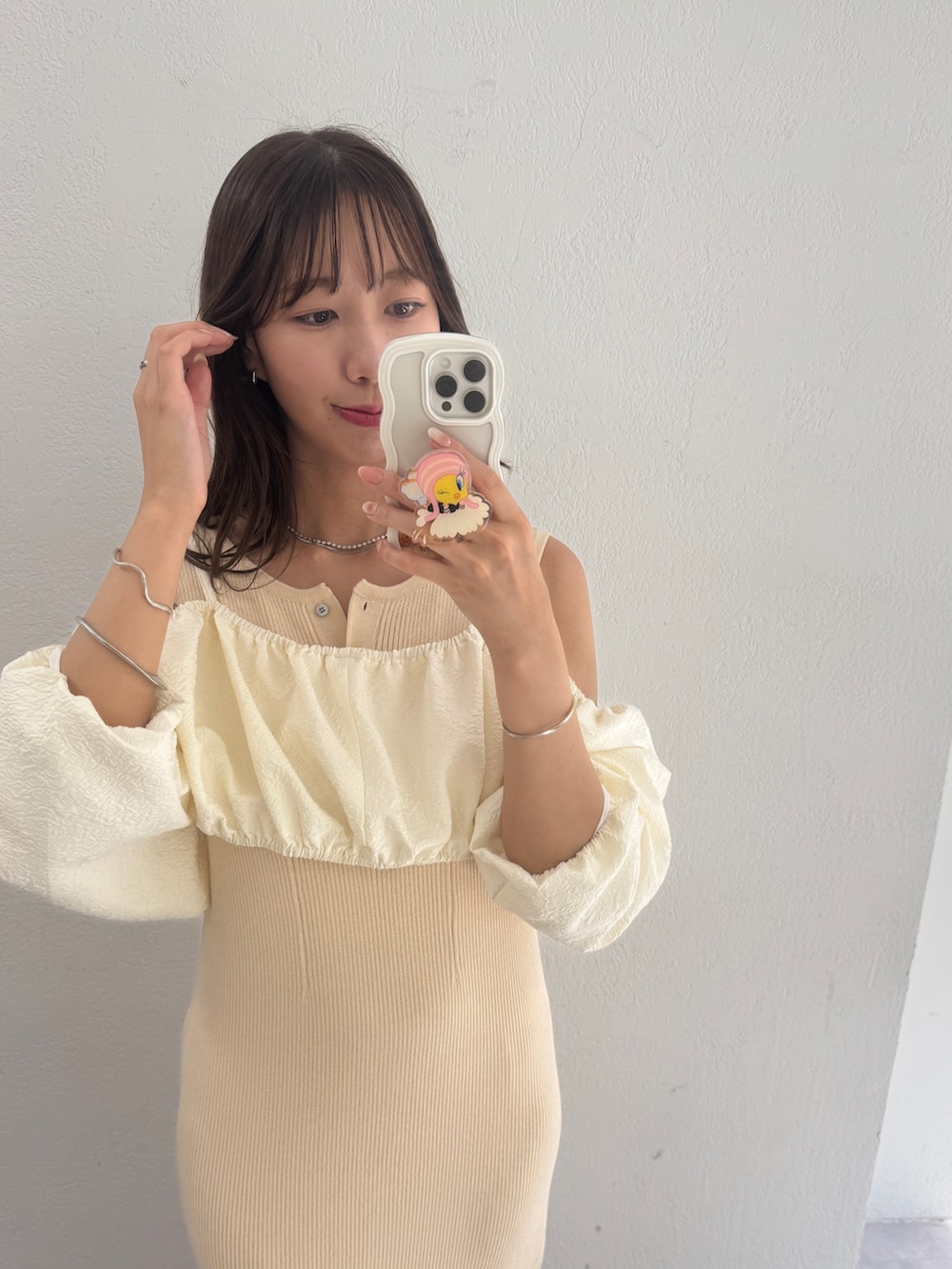 ホワイト系のワンピースを着用したレディースの夏コーディネートの3枚目の写真