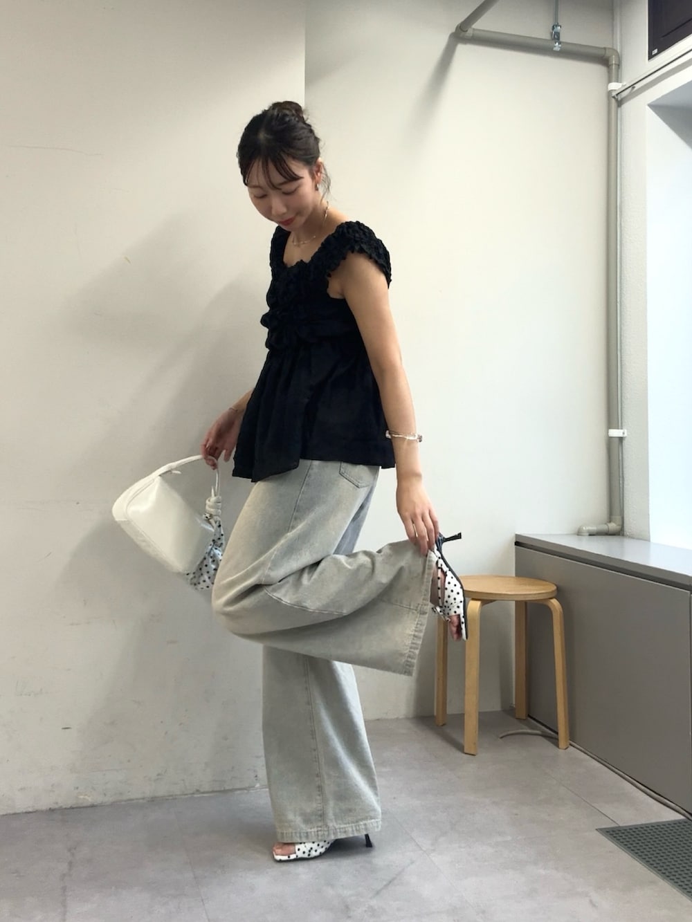 ブルー系のシャツ/ブラウス、ブルー系のデニムパンツ、ホワイト系のサンダルを着用したレディースの春コーディネートの2枚目の写真