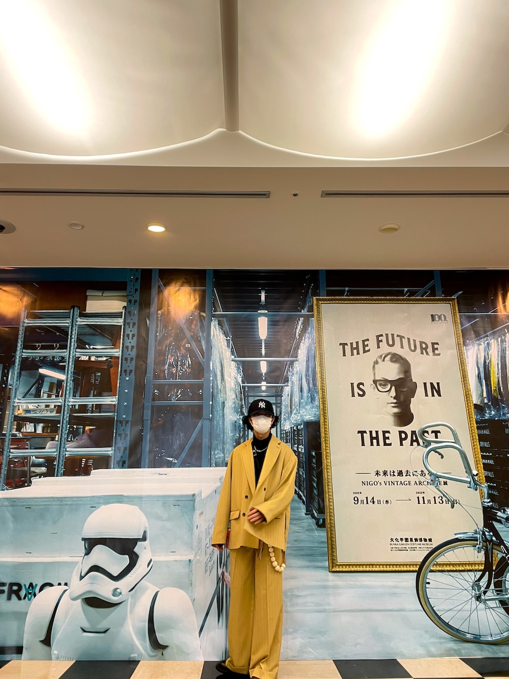 イエロー系のテーラードジャケット、ブラック系のブーツ、ホワイト系のTシャツ/カットソーを着用したメンズの秋コーディネートの2枚目の写真