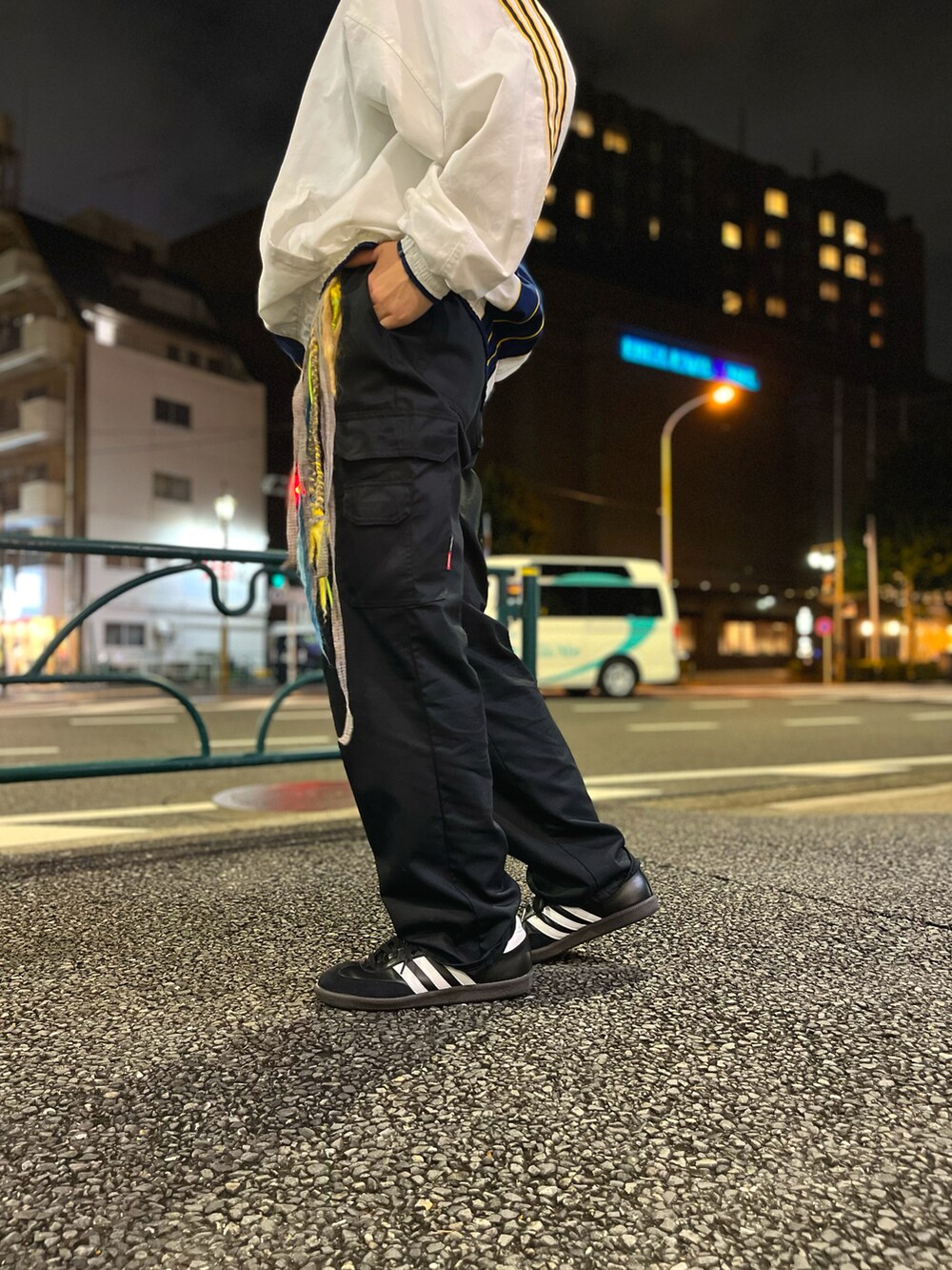 ブラック系のスニーカー、その他のその他小物、ブルー系のキャップを着用したメンズの冬コーディネートの2枚目の写真