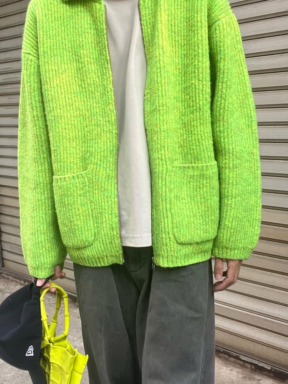 グレー系のデニムパンツ、グリーン系のバッグ、グリーン系のジャケット/アウターを着用したメンズの秋コーディネートの3枚目の写真