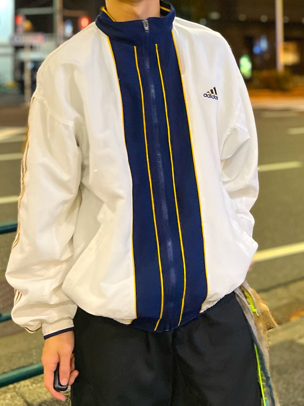 ブラック系のスニーカー、その他のその他小物、ブルー系のキャップを着用したメンズの冬コーディネートの4枚目の写真