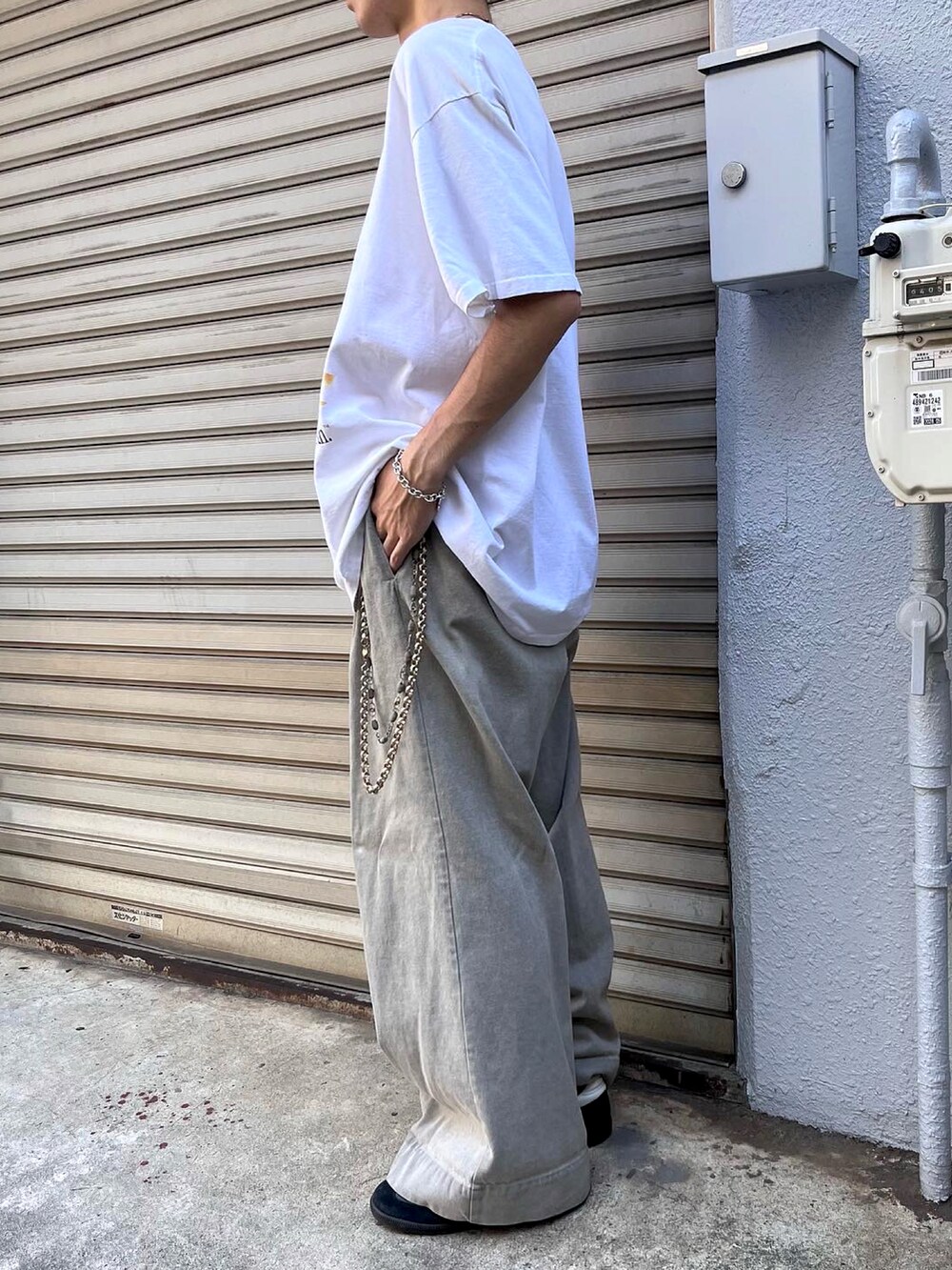 グレー系のデニムパンツ、ブラック系のスニーカーを着用したメンズの秋コーディネートの5枚目の写真