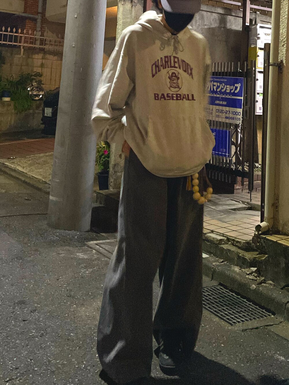 グレー系のデニムパンツ、ブラック系のスニーカーを着用したメンズの秋コーディネートの2枚目の写真