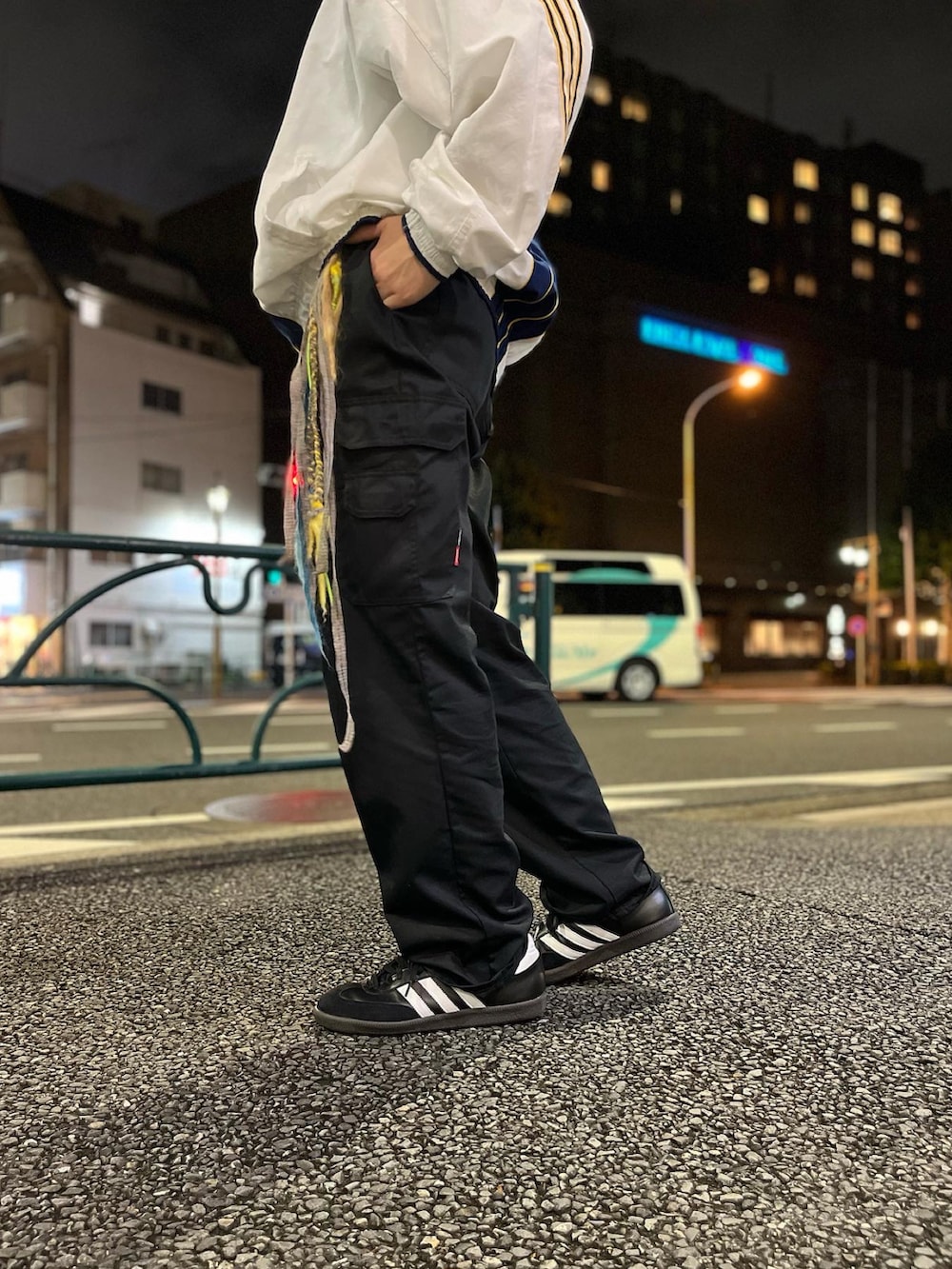 ブラック系のスニーカー、その他のその他小物、ブルー系のキャップを着用したメンズの秋コーディネートの3枚目の写真