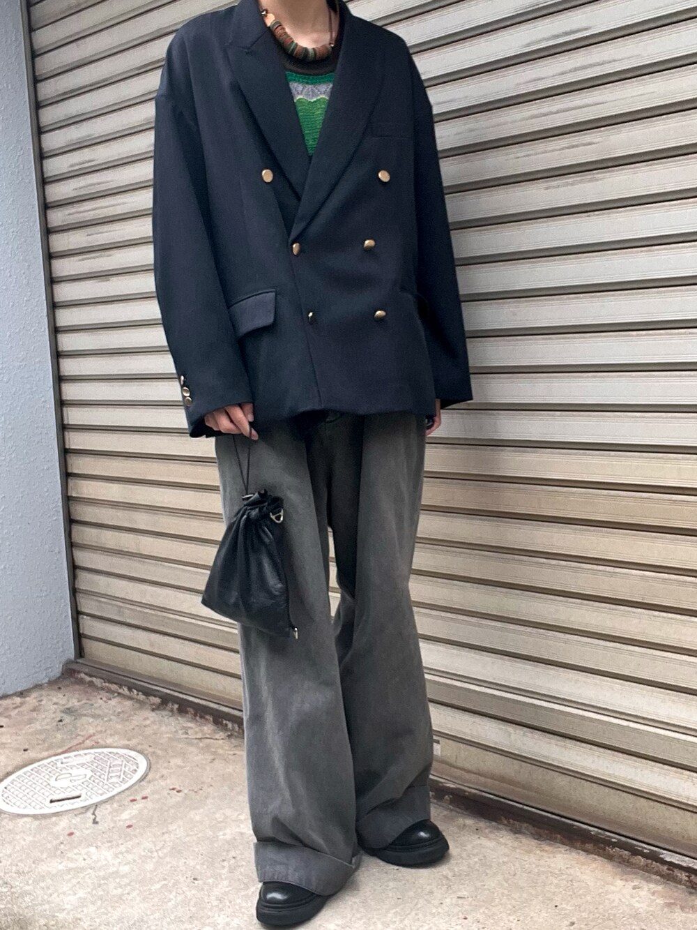 グレー系のデニムパンツ、その他のベスト、ブルー系のテーラードジャケットを着用したメンズの秋コーディネートの2枚目の写真