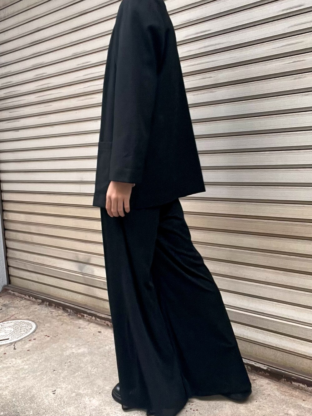 ブラック系のTシャツ/カットソー、ブラック系のブーツを着用したメンズの秋コーディネートの2枚目の写真