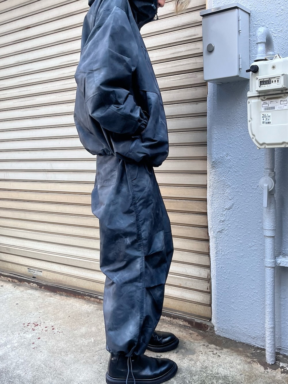 ブラック系のブーツ、ブラック系のマウンテンパーカー、ブラック系のカーゴパンツを着用したメンズの秋コーディネートの2枚目の写真