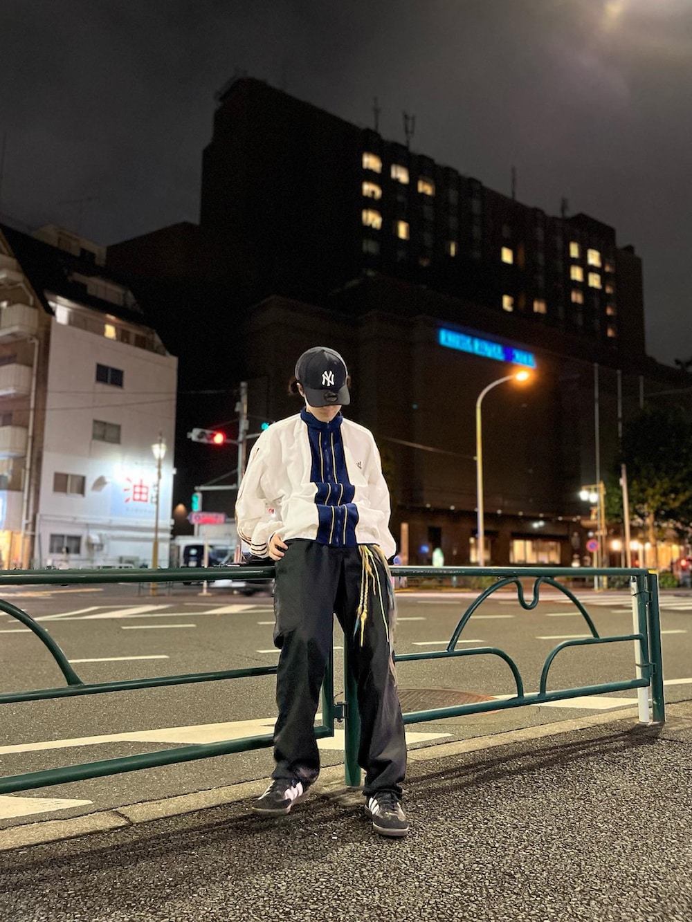 ブラック系のスニーカー、その他のその他小物、ブルー系のキャップを着用したメンズの秋コーディネートの2枚目の写真