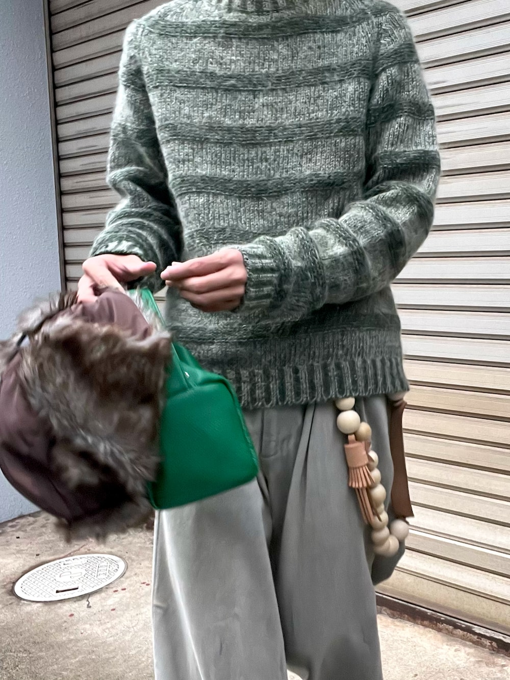 グレー系のデニムパンツ、シルバー系のスニーカーを着用したメンズの秋コーディネートの2枚目の写真