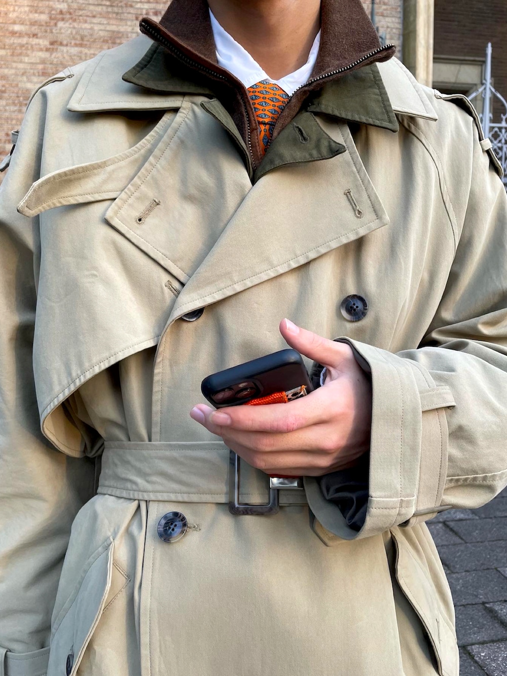 ブラック系のブーツ、グリーン系のつなぎ/オールインワン、ベージュ系のトレンチコートを着用したメンズの秋コーディネートの5枚目の写真