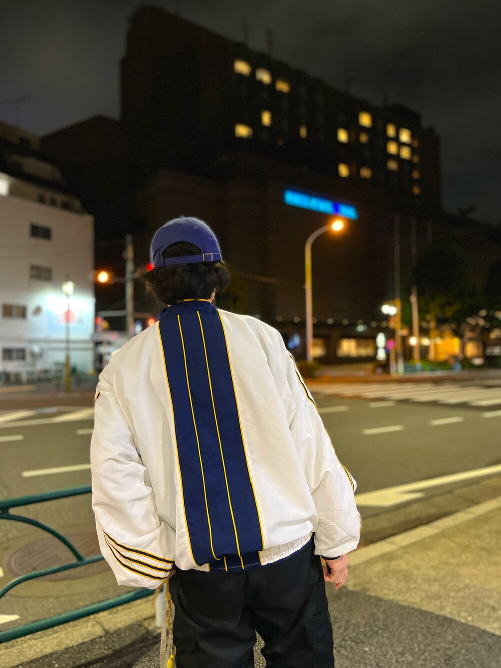 ブラック系のスニーカー、その他のその他小物、ブルー系のキャップを着用したメンズの冬コーディネートの3枚目の写真