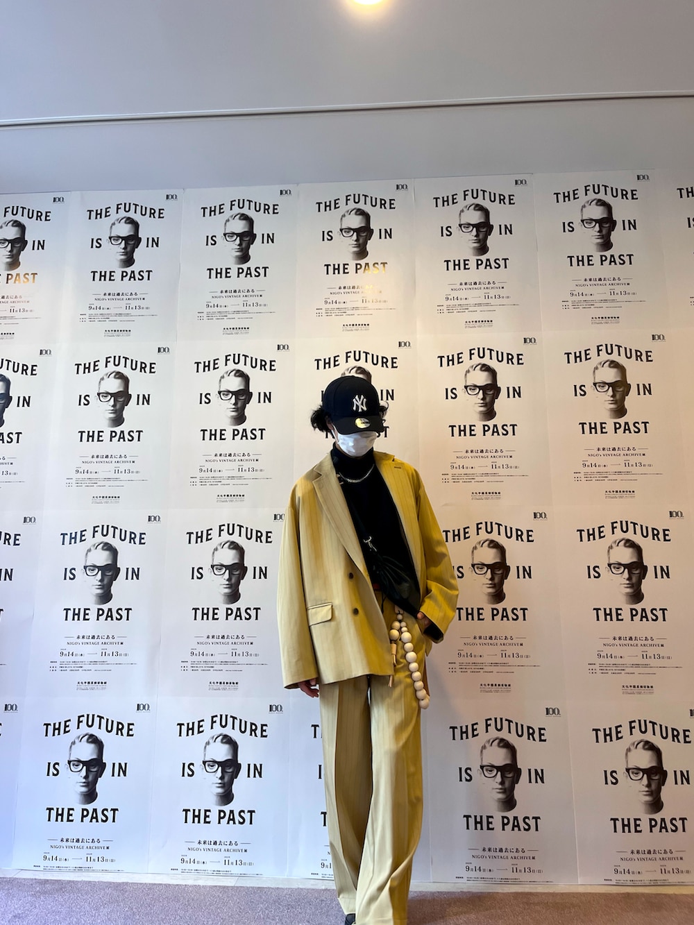 イエロー系のテーラードジャケット、ブラック系のブーツ、ホワイト系のTシャツ/カットソーを着用したメンズの秋コーディネートの3枚目の写真