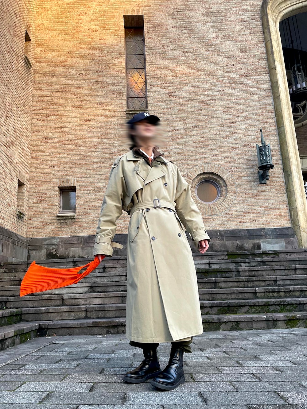 ブラック系のブーツ、グリーン系のつなぎ/オールインワン、ベージュ系のトレンチコートを着用したメンズの秋コーディネートの2枚目の写真