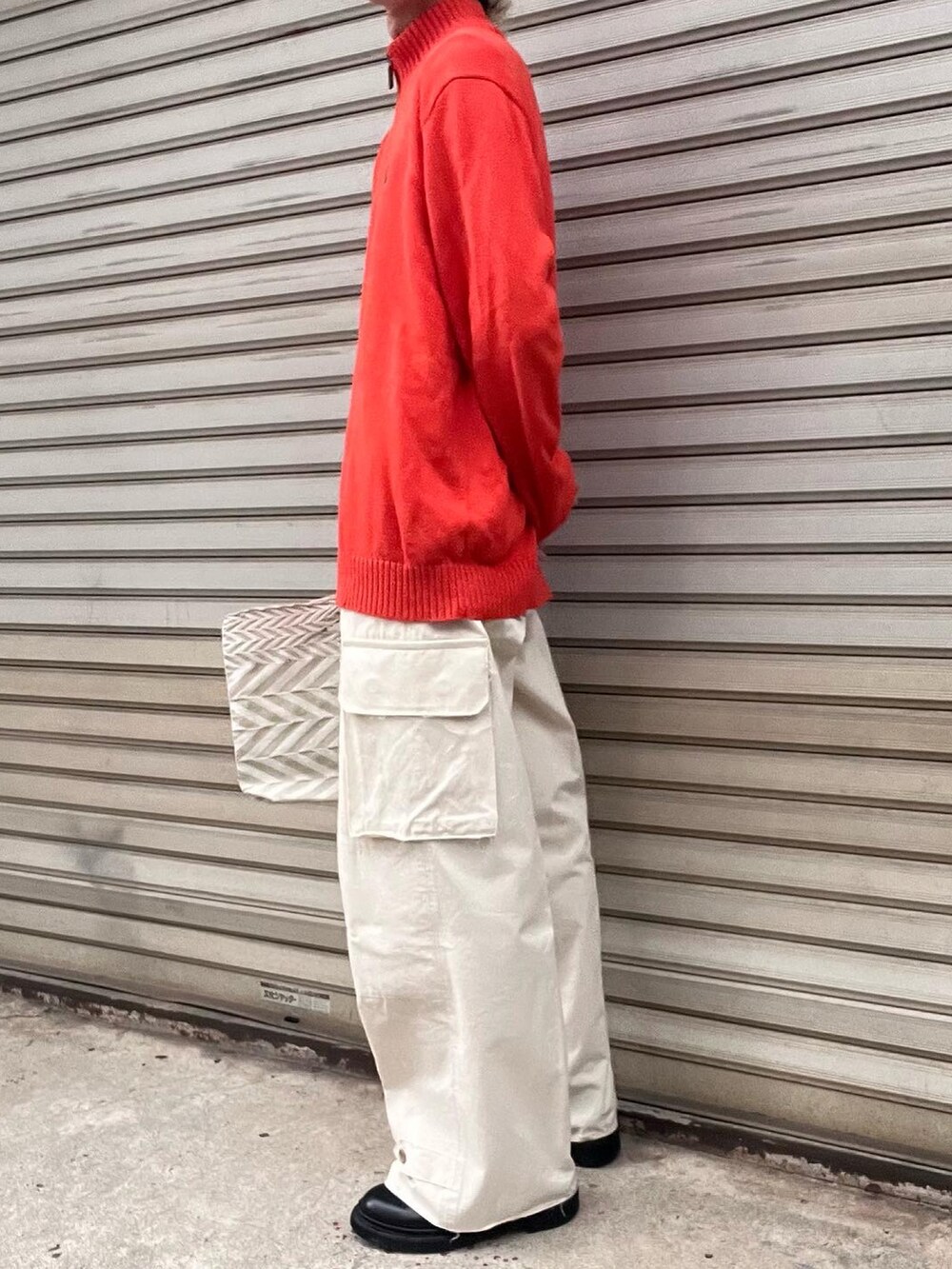 ブラック系のブーツ、ホワイト系のカーゴパンツを着用したメンズの秋コーディネートの2枚目の写真