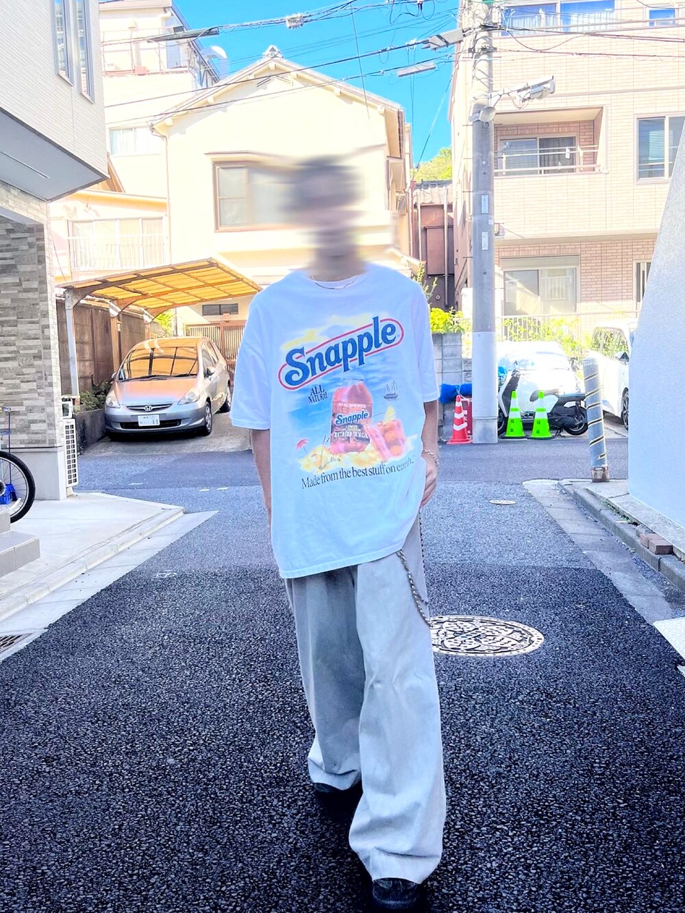 グレー系のデニムパンツ、ブラック系のスニーカーを着用したメンズの秋コーディネートの3枚目の写真