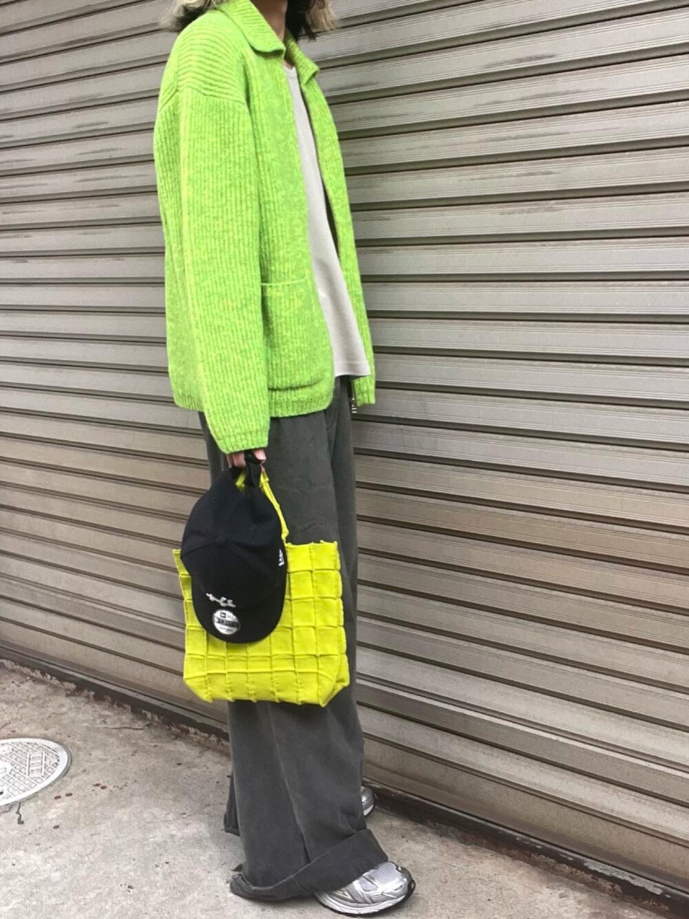 グレー系のデニムパンツ、グリーン系のバッグ、グリーン系のジャケット/アウターを着用したメンズの秋コーディネートの2枚目の写真