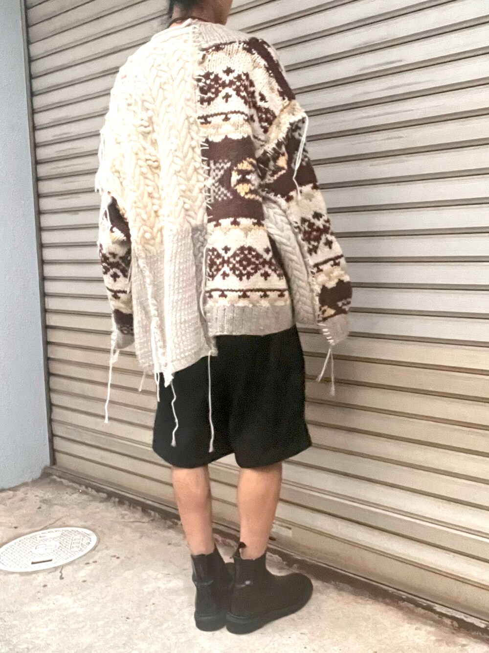 ブラック系のその他パンツ、ブラック系のブーツ、ブラック系のTシャツ/カットソーを着用したメンズの秋コーディネートの4枚目の写真