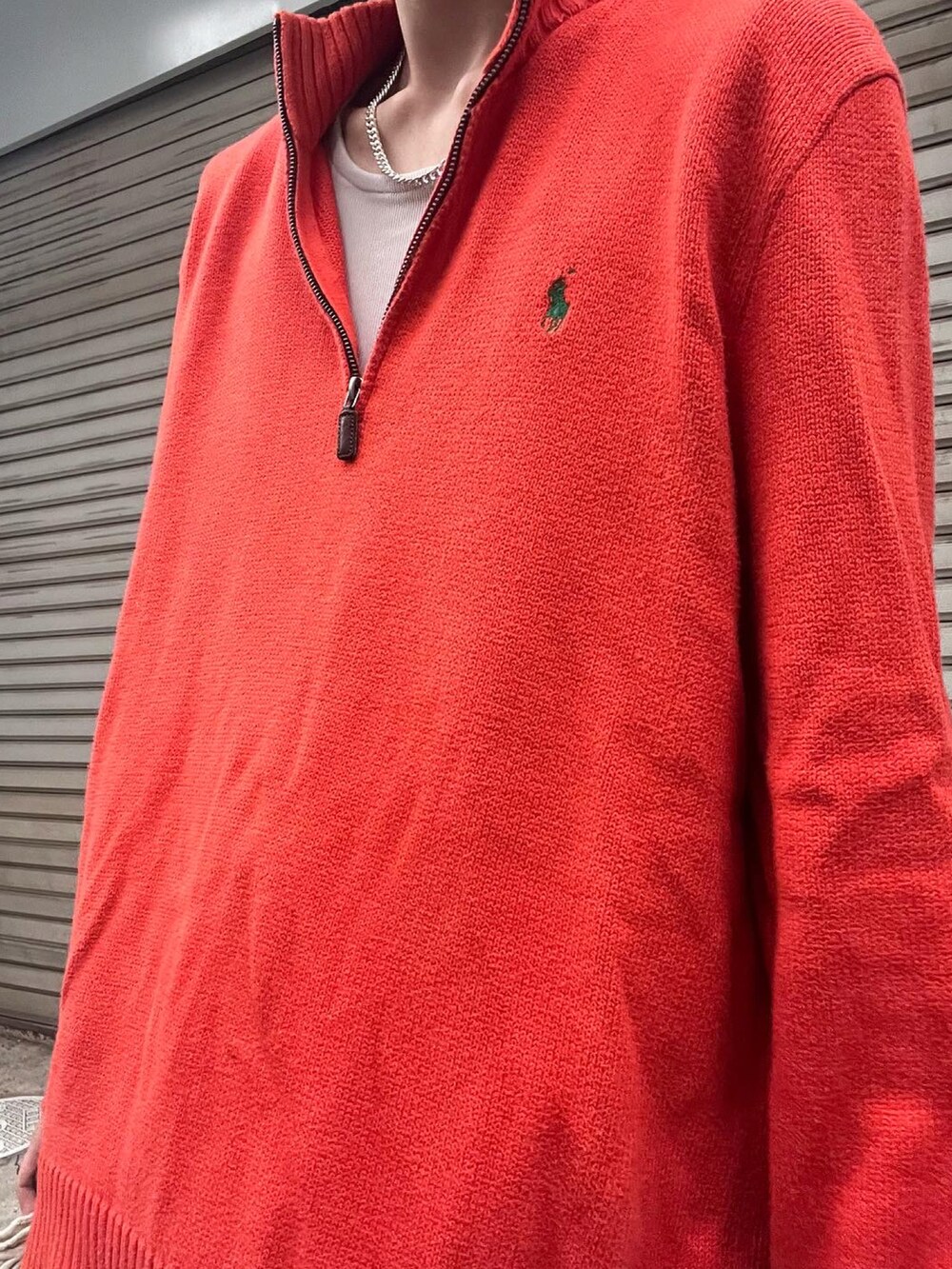 ブラック系のブーツ、ホワイト系のカーゴパンツを着用したメンズの秋コーディネートの3枚目の写真