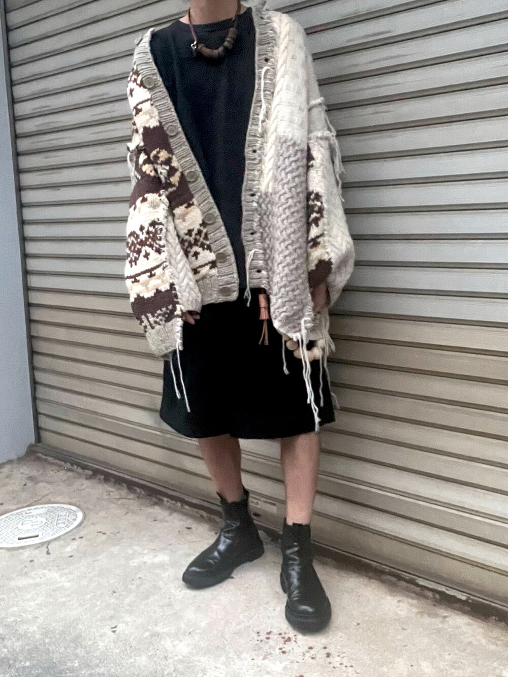 ブラック系のその他パンツ、ブラック系のブーツ、ブラック系のTシャツ/カットソーを着用したメンズの秋コーディネートの2枚目の写真