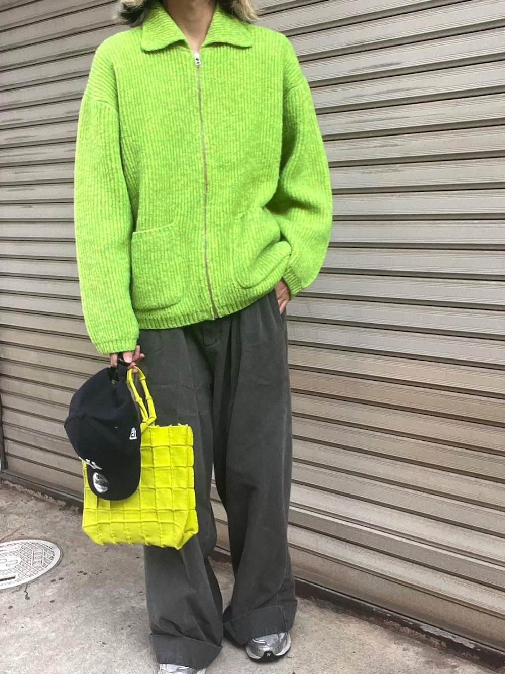 グレー系のデニムパンツ、グリーン系のバッグ、グリーン系のジャケット/アウターを着用したメンズの秋コーディネートの4枚目の写真