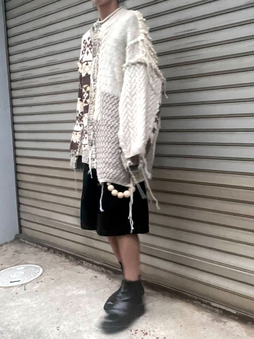 ブラック系のその他パンツ、ブラック系のブーツ、ブラック系のTシャツ/カットソーを着用したメンズの秋コーディネートの3枚目の写真