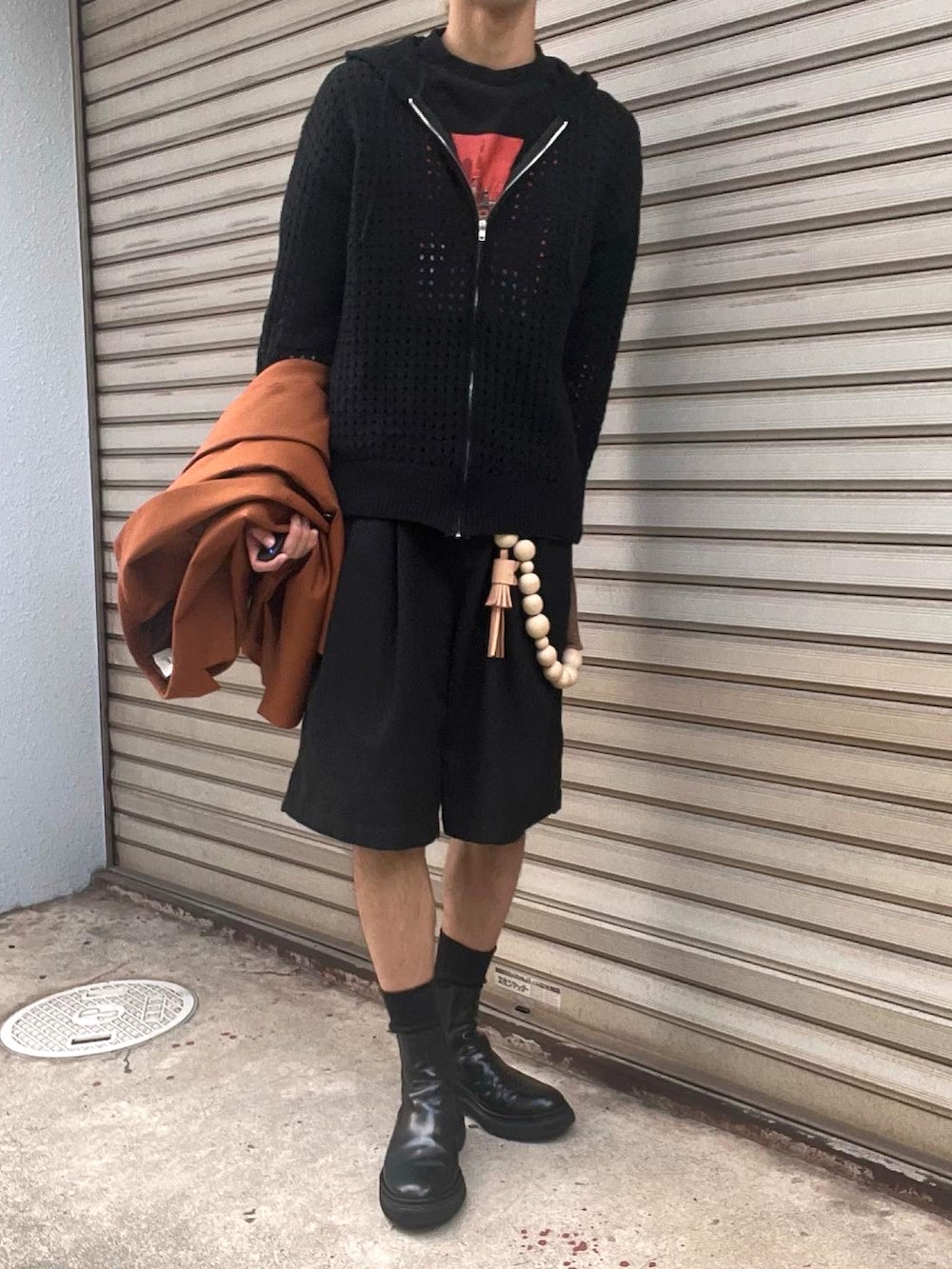 その他のTシャツ/カットソー、オレンジ系のテーラードジャケット、ブラック系のその他パンツを着用したメンズの秋コーディネートの2枚目の写真