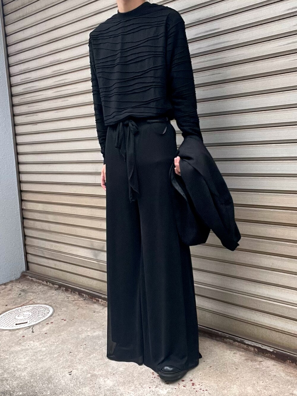 ブラック系のTシャツ/カットソー、ブラック系のブーツを着用したメンズの秋コーディネートの3枚目の写真